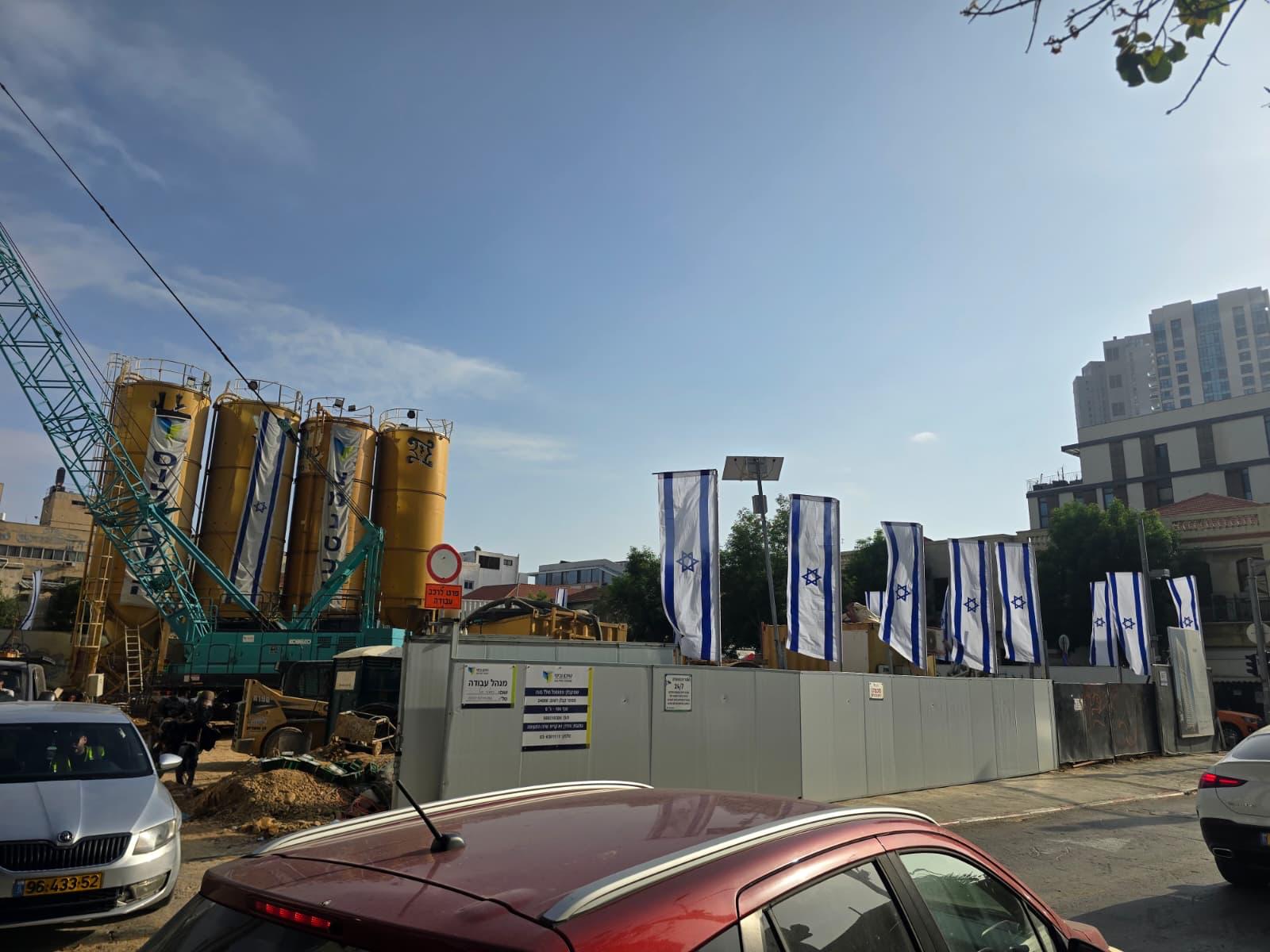 שורת דגלי נוצה בכניסה